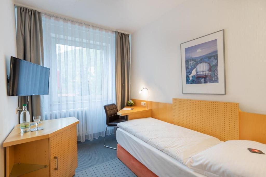 Achat Hotel Зул Екстериор снимка