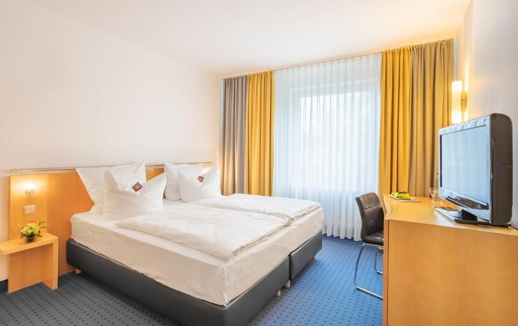 Achat Hotel Зул Екстериор снимка