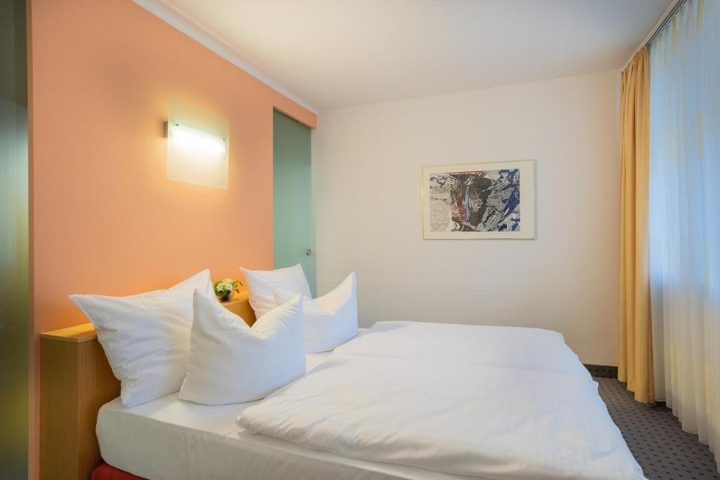 Achat Hotel Зул Екстериор снимка