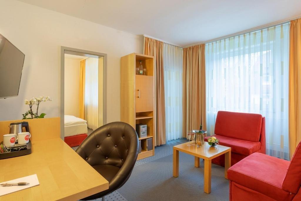 Achat Hotel Зул Екстериор снимка