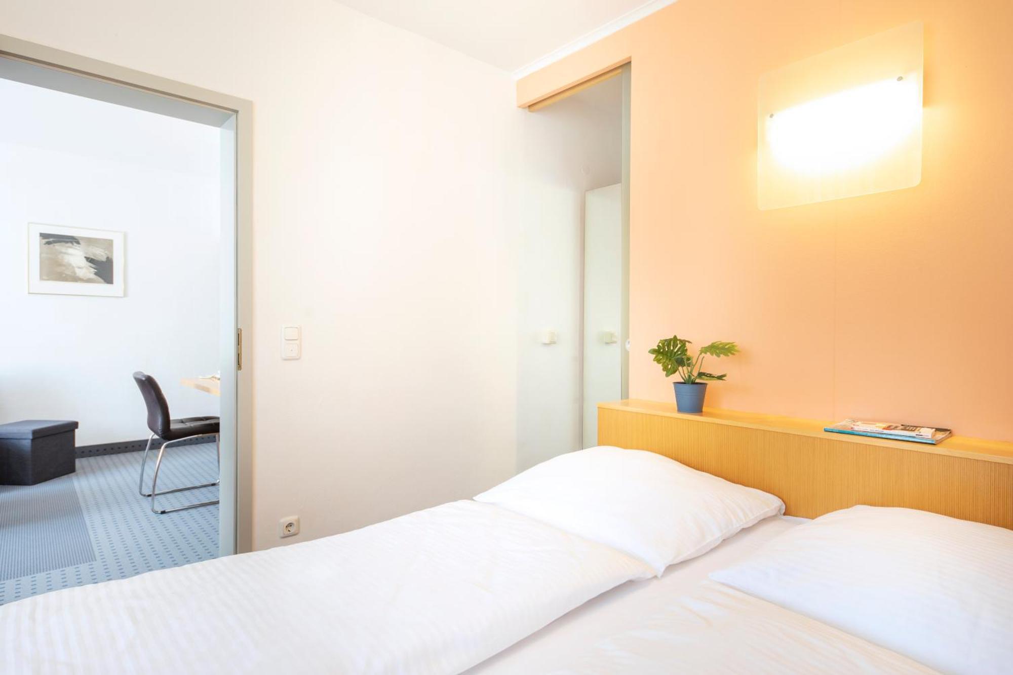 Achat Hotel Зул Екстериор снимка