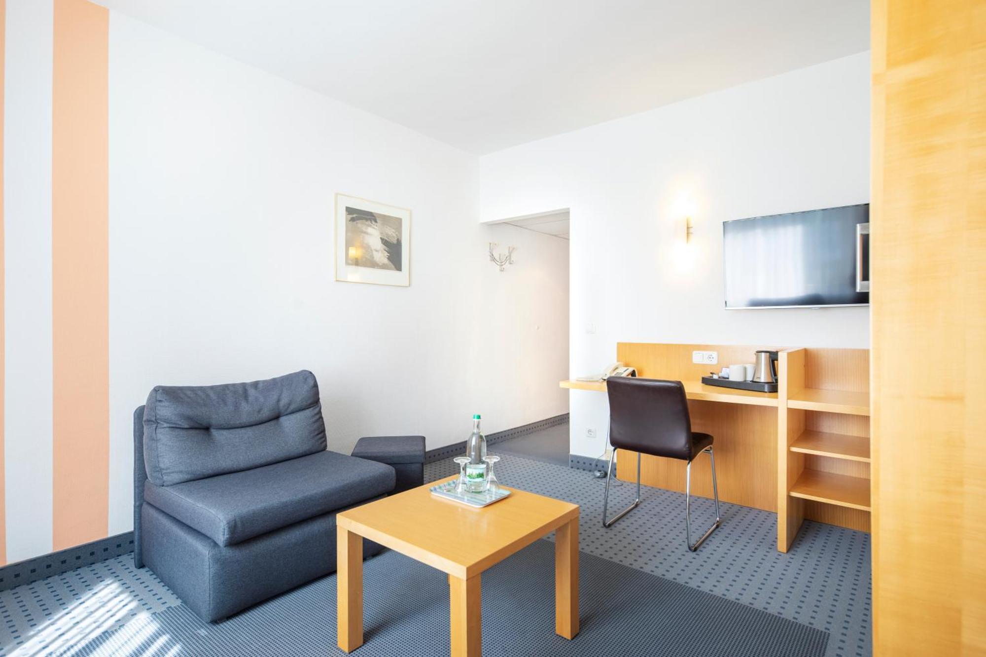 Achat Hotel Зул Екстериор снимка