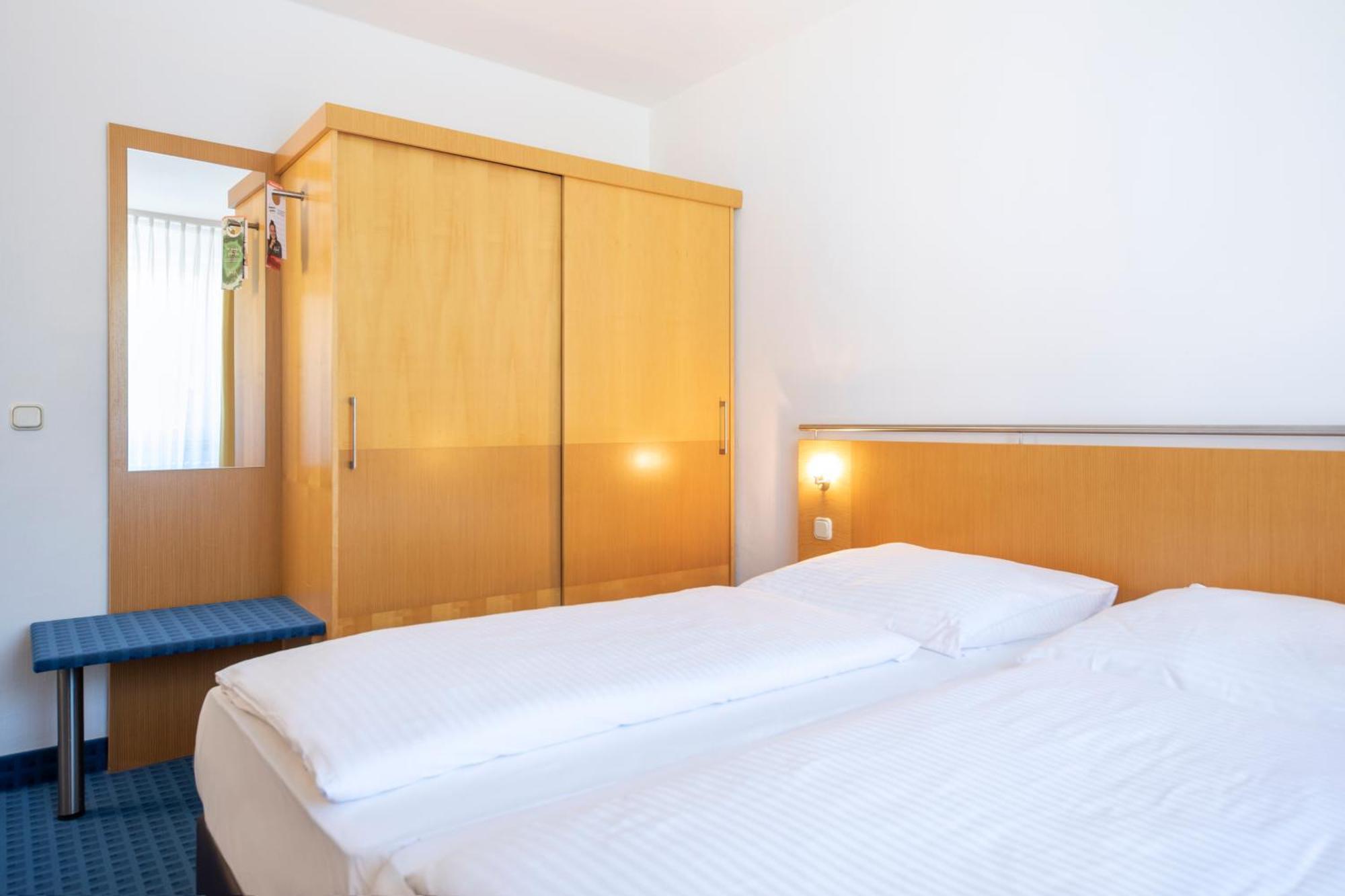 Achat Hotel Зул Екстериор снимка