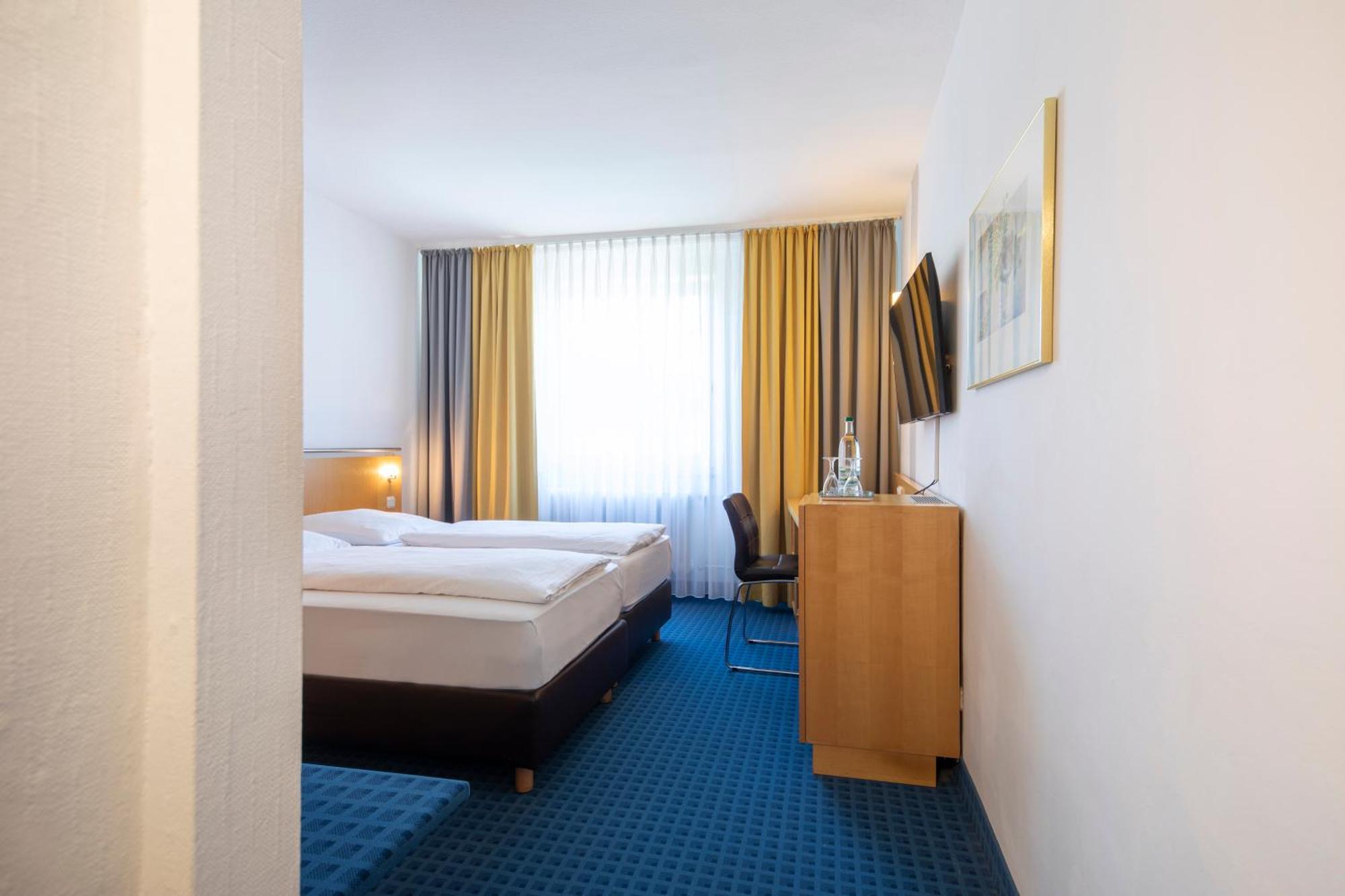 Achat Hotel Зул Екстериор снимка