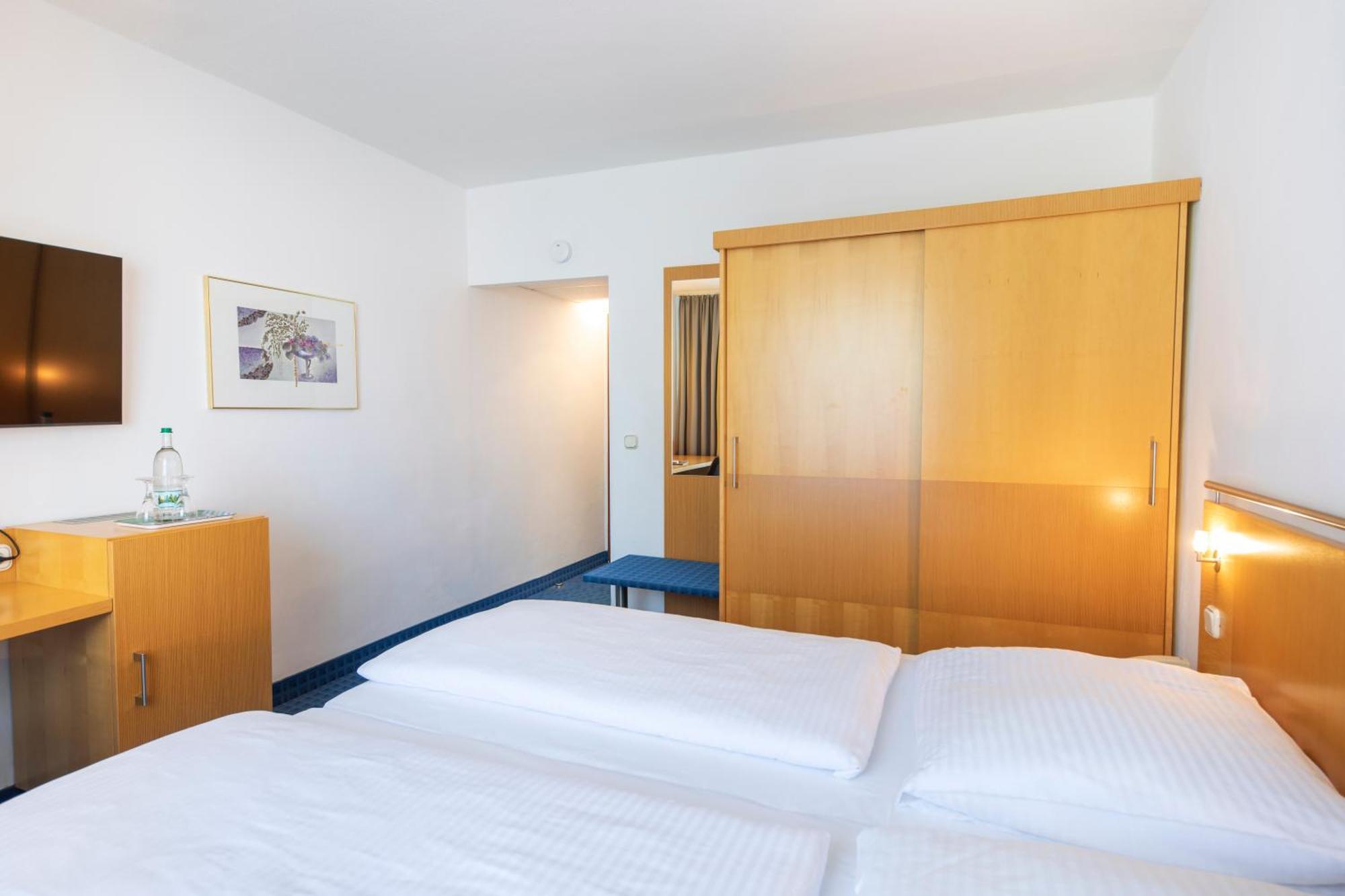 Achat Hotel Зул Екстериор снимка