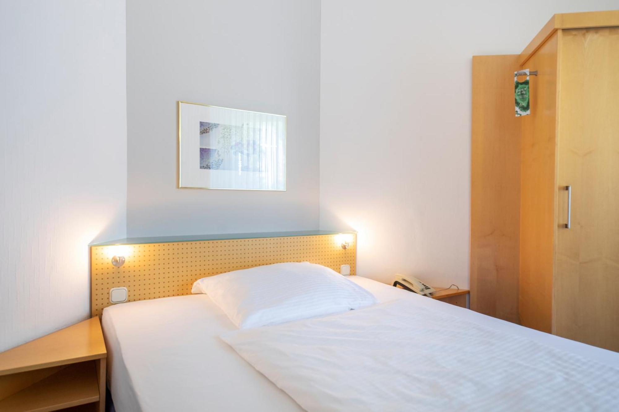 Achat Hotel Зул Екстериор снимка