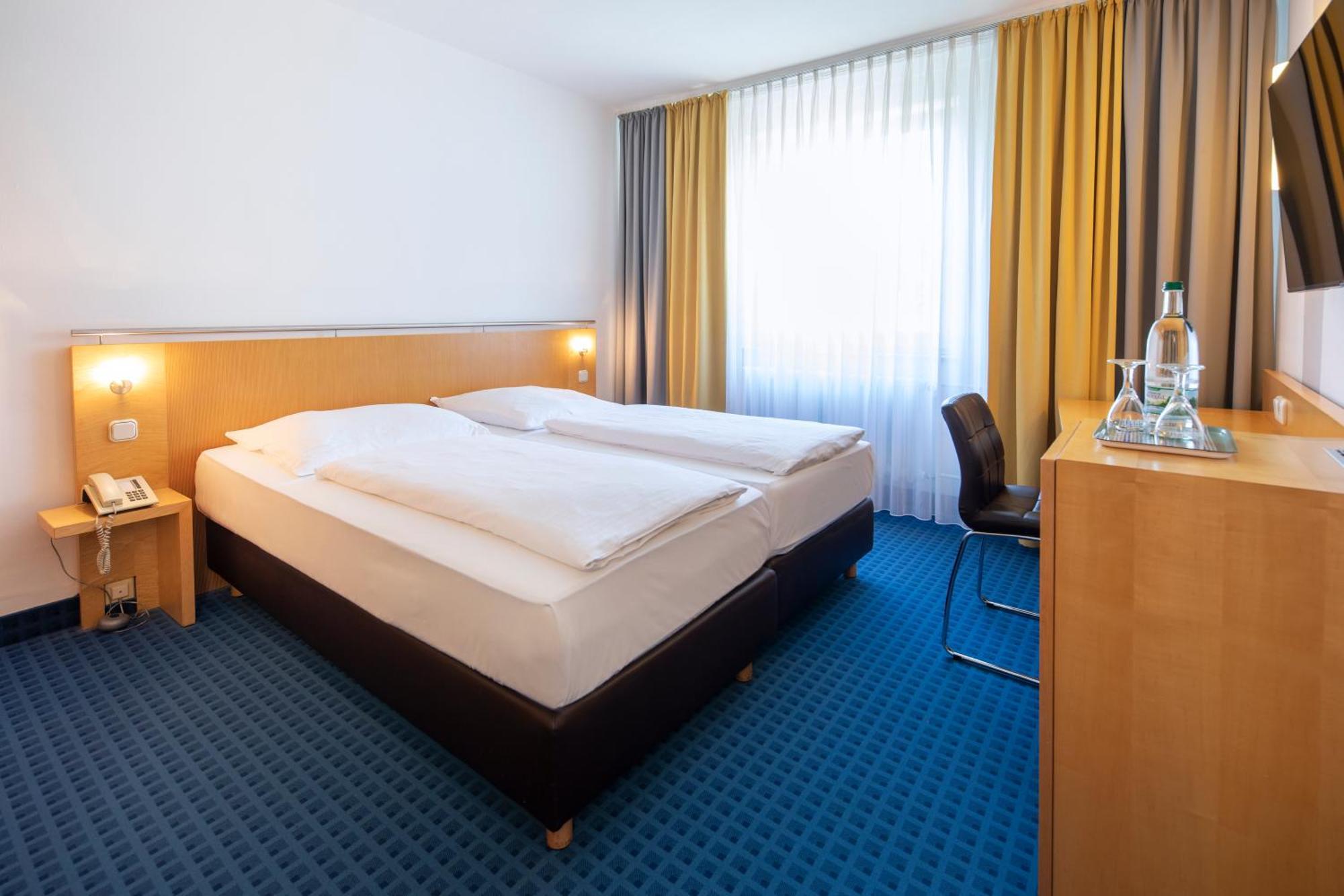 Achat Hotel Зул Екстериор снимка
