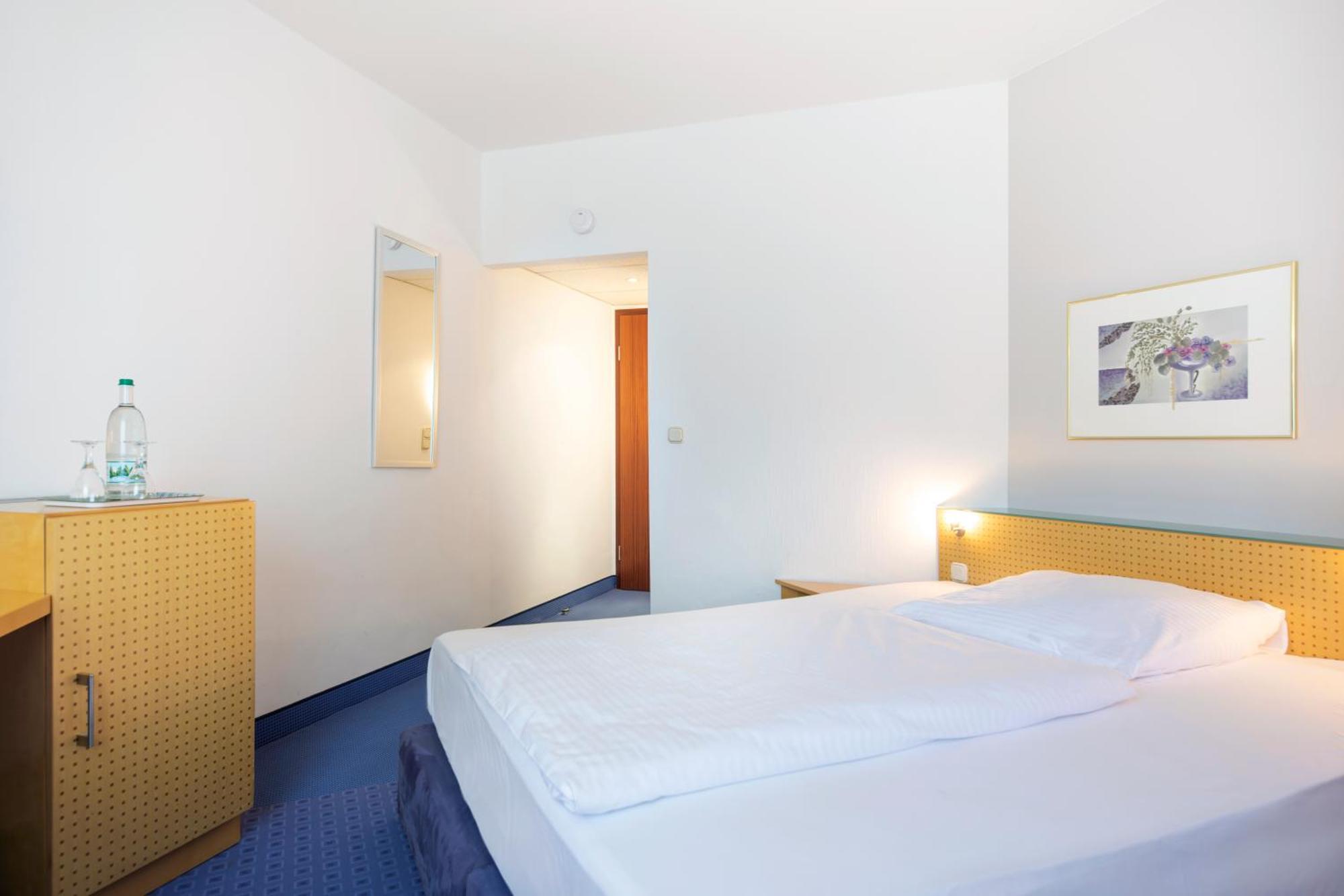 Achat Hotel Зул Екстериор снимка