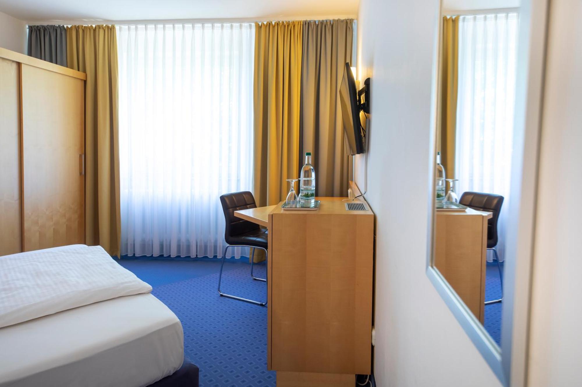 Achat Hotel Зул Екстериор снимка