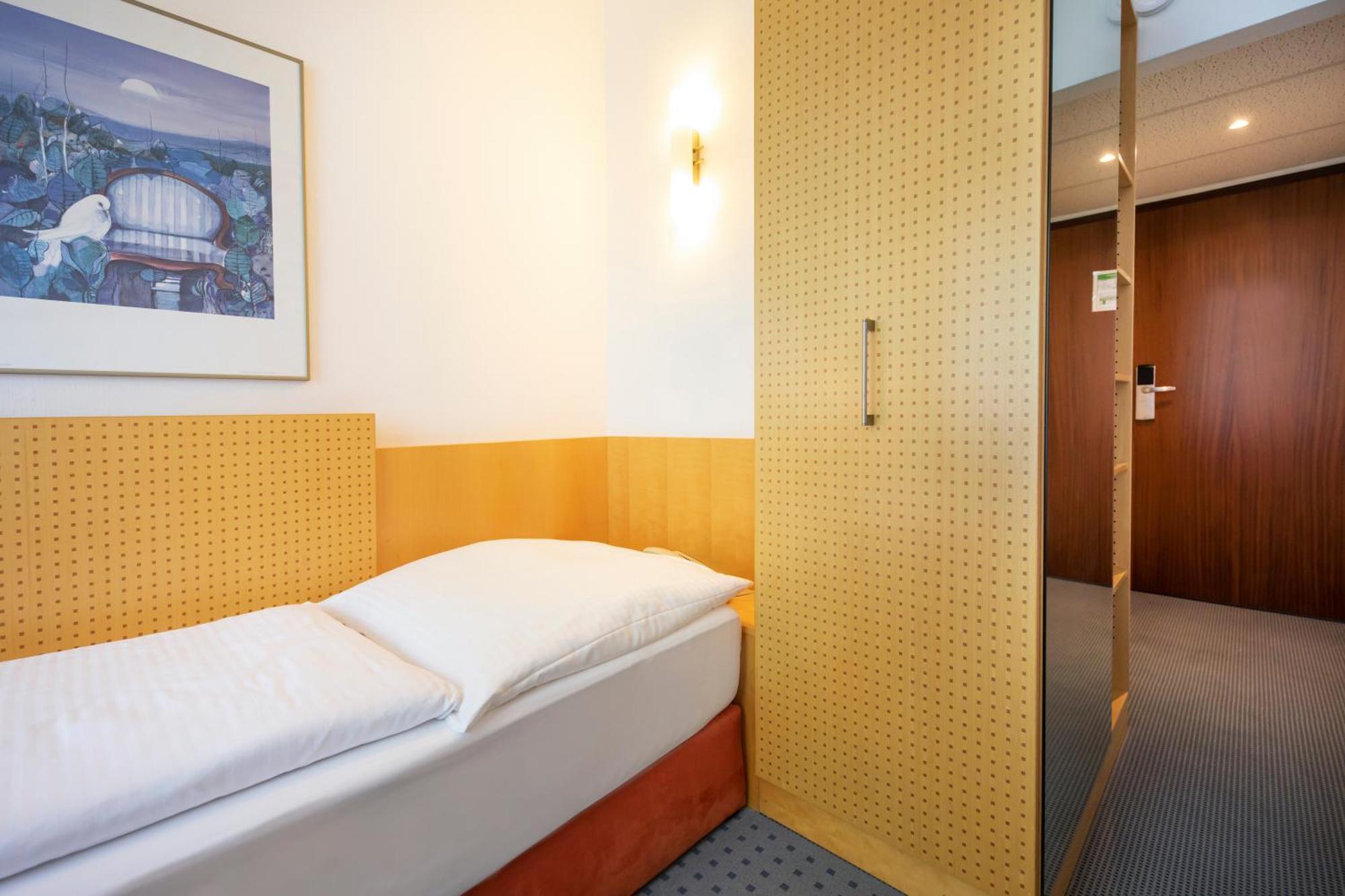 Achat Hotel Зул Екстериор снимка