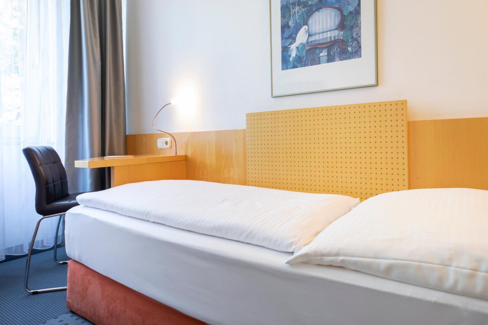 Achat Hotel Зул Екстериор снимка